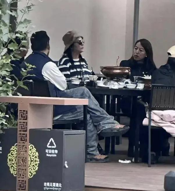 線上賭場：趙薇被強制執行，近況滄桑頹廢，細挖她的資産，早已窮途末路？