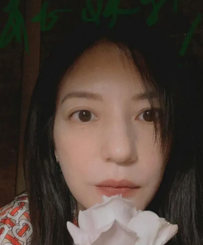 線上賭場：趙薇被強制執行，近況滄桑頹廢，細挖她的資産，早已窮途末路？