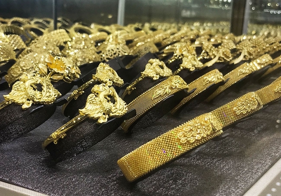 “只犹豫一下就被买走”“投资金条没货”!黄金市场太火了,工厂订单排到年后,小姐姐也迷上存小克重金条