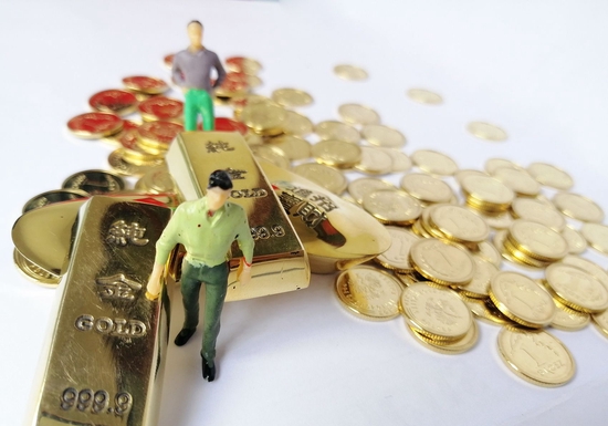 “只犹豫一下就被买走”“投资金条没货”!黄金市场太火了,工厂订单排到年后,小姐姐也迷上存小克重金条