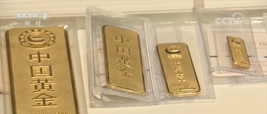 “只犹豫一下就被买走”“投资金条没货”!黄金市场太火了,工厂订单排到年后,小姐姐也迷上存小克重金条